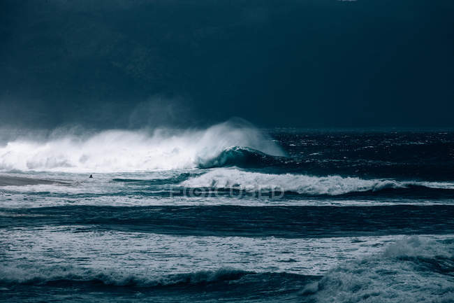 Welle rollt auf Strand zu — Stockfoto
