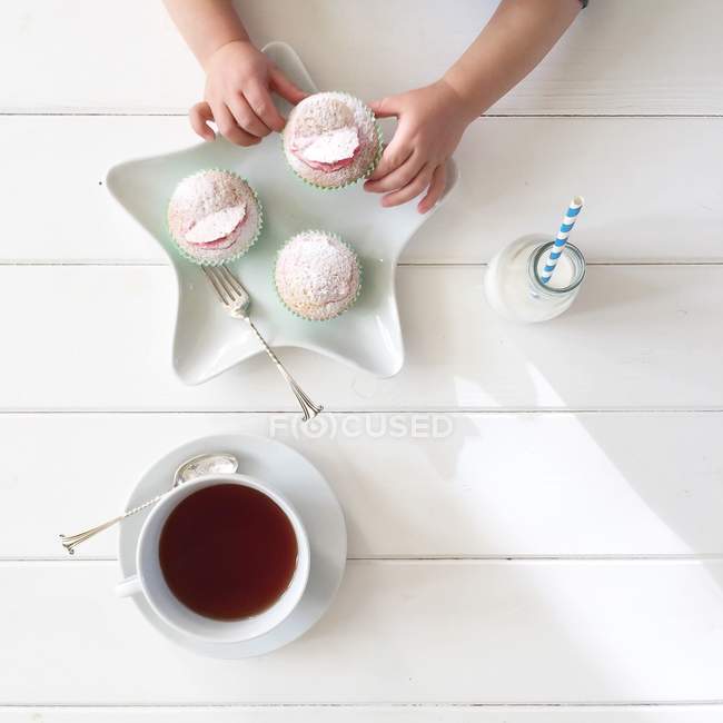 Menino tomando cupcake — Fotografia de Stock