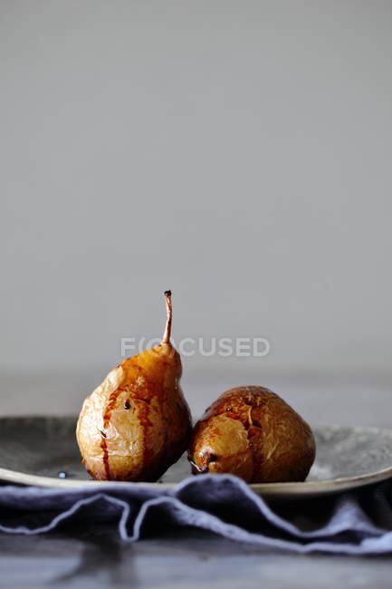 Karamellisierte gebackene Birnen auf Teller — Stockfoto