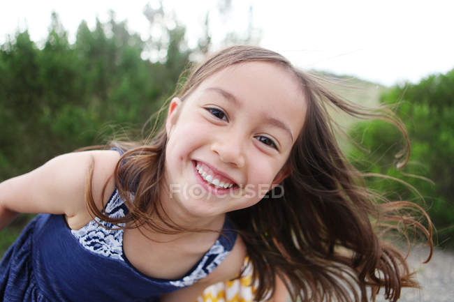 Retrato de niña sonriendo - foto de stock