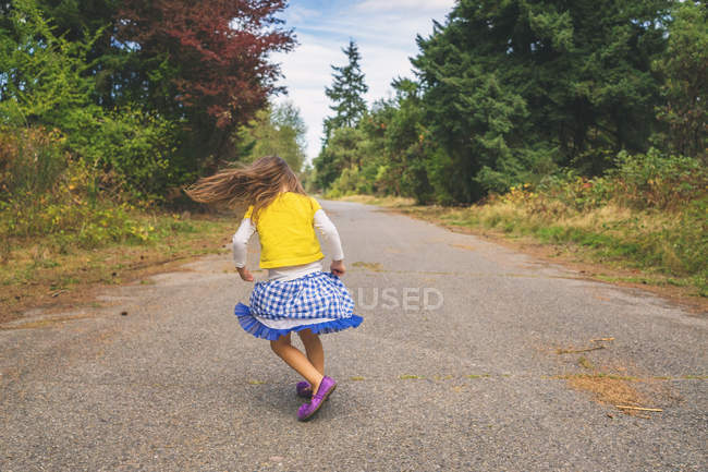 Девушка крутится на дороге — стоковое фото