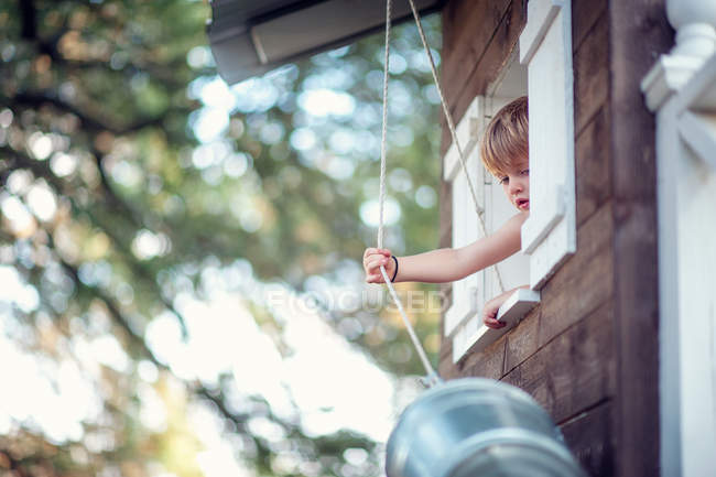 Toddler pulling bucket up — Stock Photo