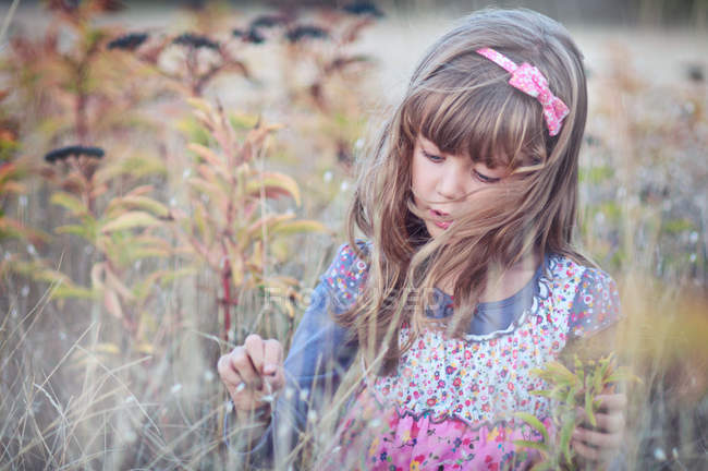 Girl playing in field — Stock Photo
