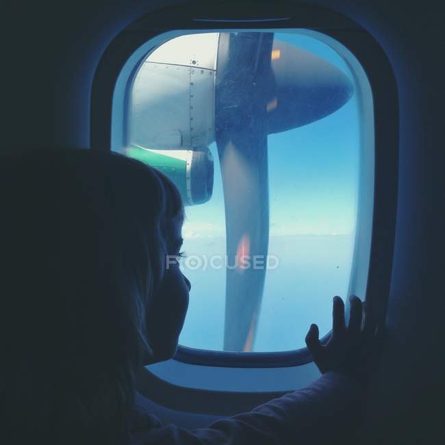 Chica sentada en el avión - foto de stock