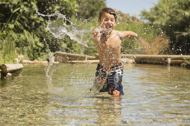 Rapaz a correr no rio — Fotografia de Stock