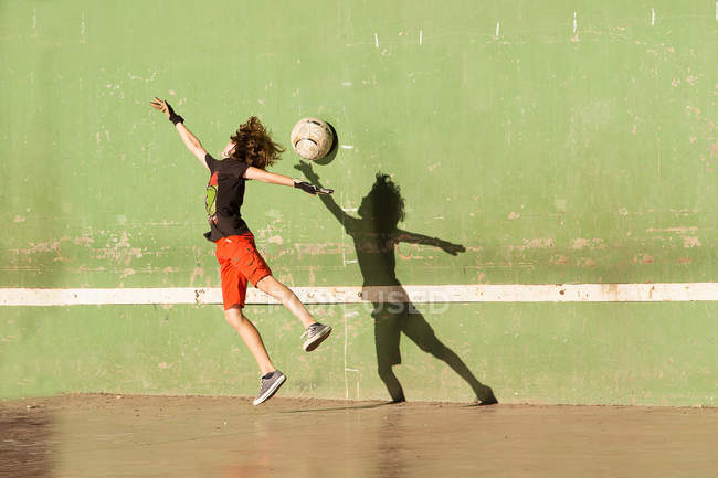 Junge spielt mit Fußball — Stockfoto
