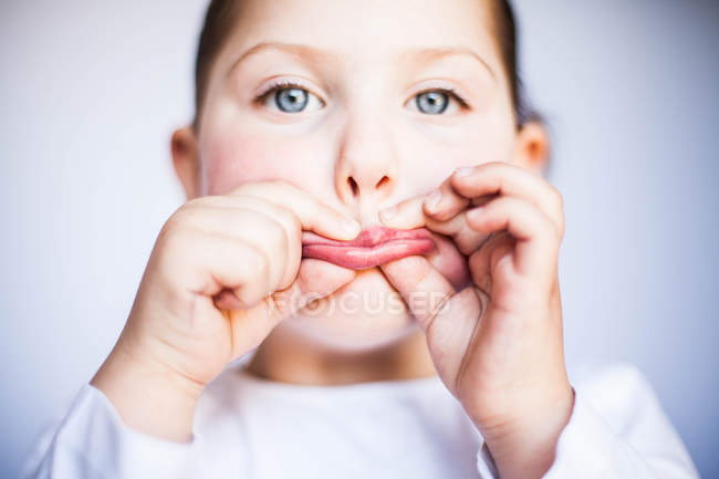 Menina segurando seus lábios — Fotografia de Stock