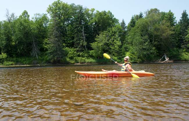 Kayak femme dans la rivière — Photo de stock