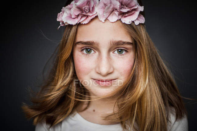 Menina usando coroa de cabeça de flor — Fotografia de Stock