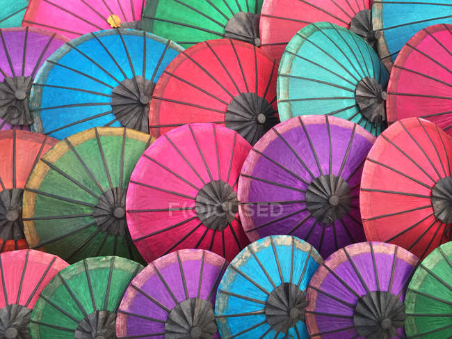 Разноцветные зонтики на рынке — стоковое фото