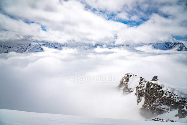 Snowcapped mountain peak — Stock Photo