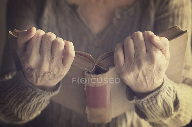 Mujer sosteniendo libro - foto de stock