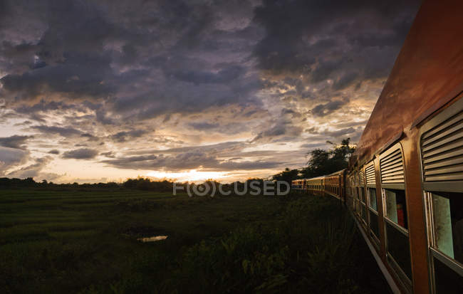 Zug fährt durch ländliche Landschaft — Stockfoto