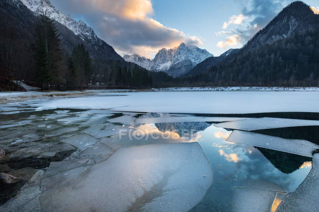 Lago con trozos de hielo entre montañas - foto de stock