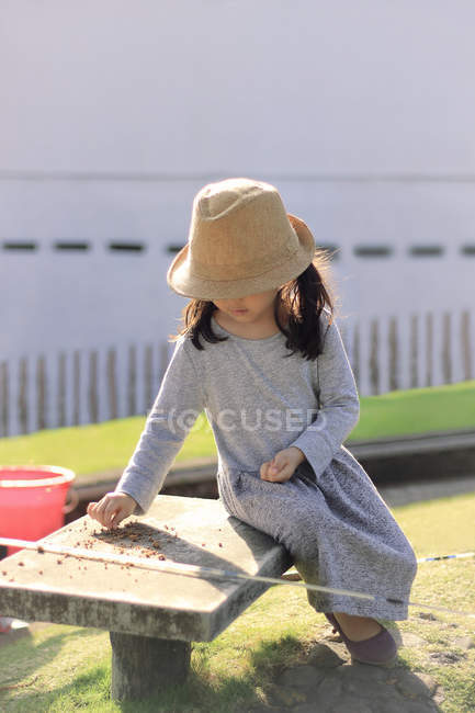 Menina sentada com equipamento de pesca — Fotografia de Stock
