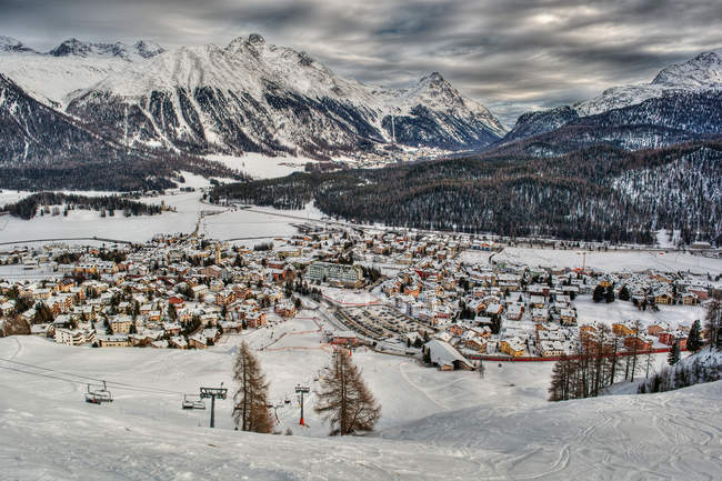 Village de montagne en hiver — Photo de stock