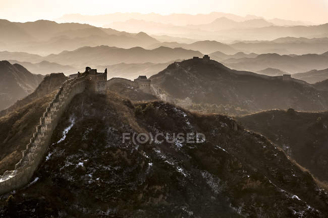 Велика Китайська стіна в туман — стокове фото