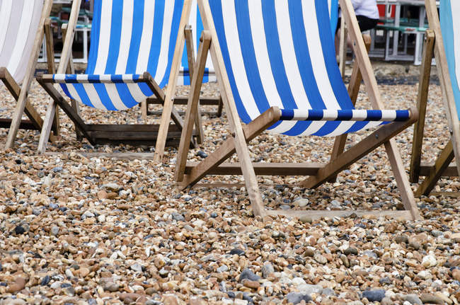 Liegestühle am Strand aufgestellt — Stockfoto