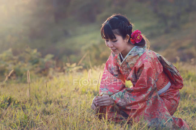 Frau im Kimono auf Feld — Stockfoto