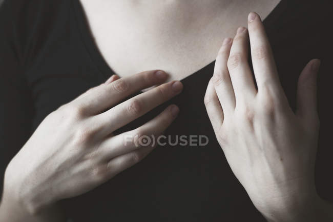Frauenhände vor der Brust — Stockfoto