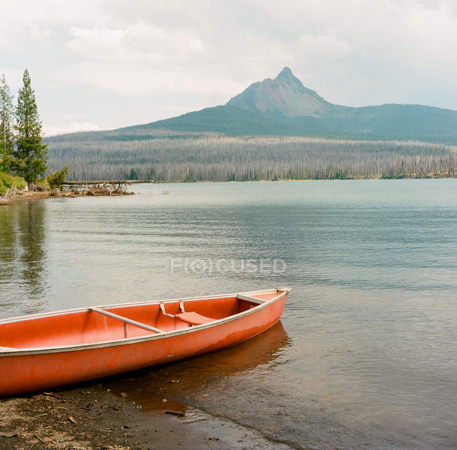 Canoe on the shore of Big Lake — Stock Photo