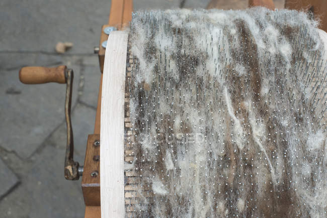 Procesamiento manual de lana - foto de stock