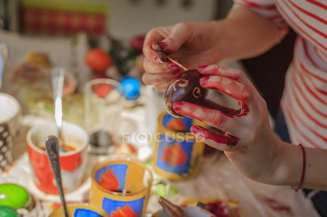 Женщина расписывает яйца руками — стоковое фото