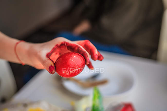 Woman painting easter egg — Stock Photo