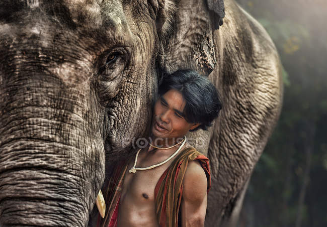Mahout man with elephant — Stock Photo