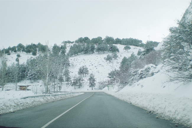 Estrada através da paisagem de inverno — Fotografia de Stock