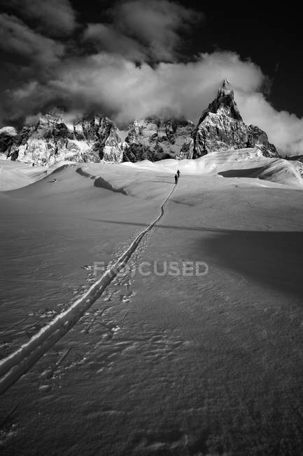 Dois esquiadores caminhando no caminho — Fotografia de Stock