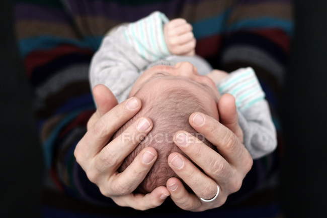 Père tenant bébé garçon nouveau-né — Photo de stock