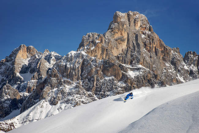 Ski skieur sur la chaîne de montagnes — Photo de stock