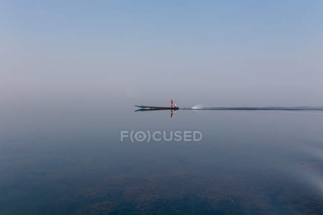 Човен, що пливе через озеро — стокове фото