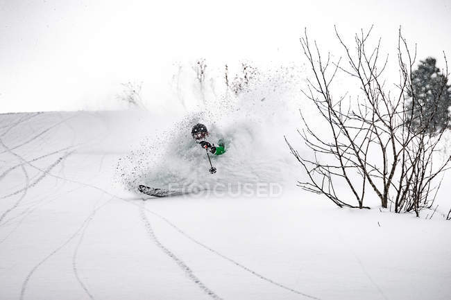 Skier going down on descent — Stock Photo