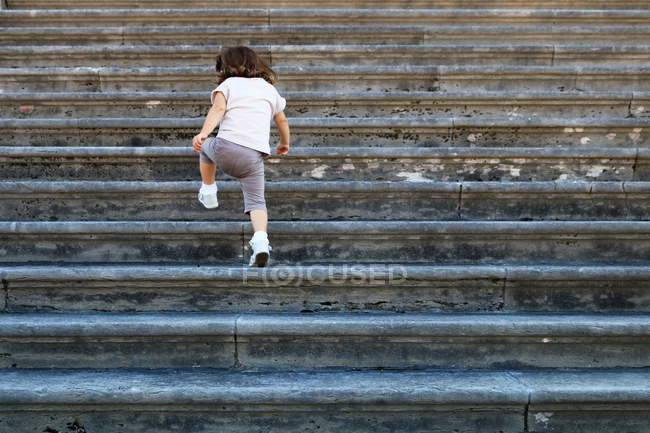 Девушка поднимается по лестнице — стоковое фото