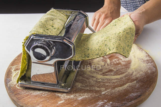 Homme faisant des pâtes — Photo de stock