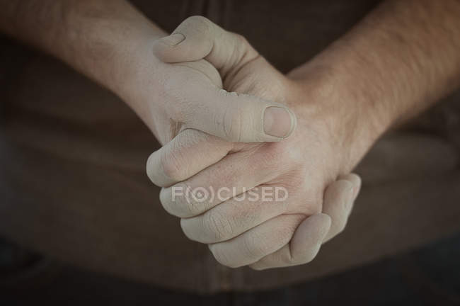 Мужские руки сжаты — стоковое фото