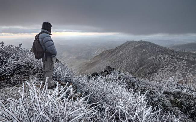 Mann steht auf dem Gipfel von Cuyamaca — Stockfoto