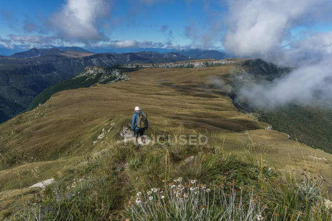Homme randonnée sur plateau de 100 acres — Photo de stock