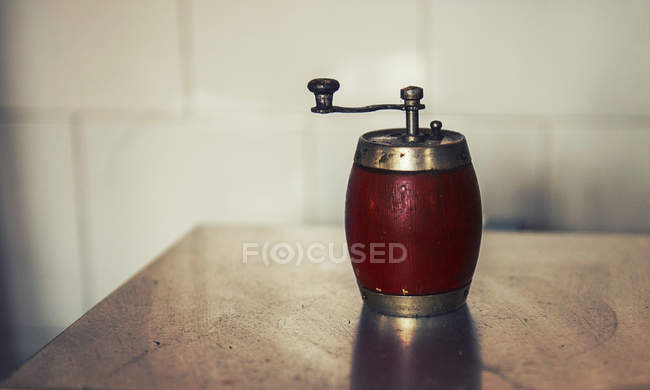 Moinho de pimenta na mesa — Fotografia de Stock