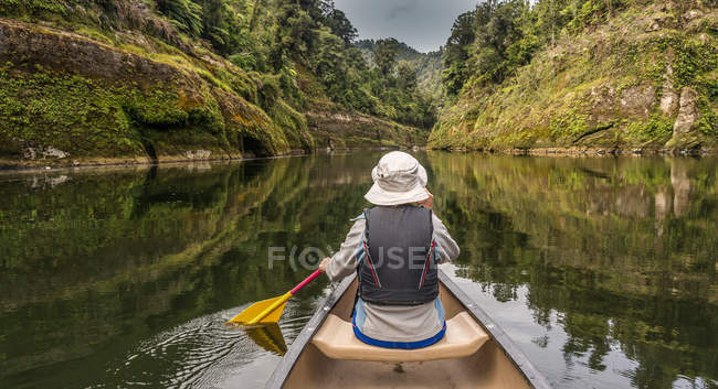 Mujer piragüismo en el río Whanganui - foto de stock