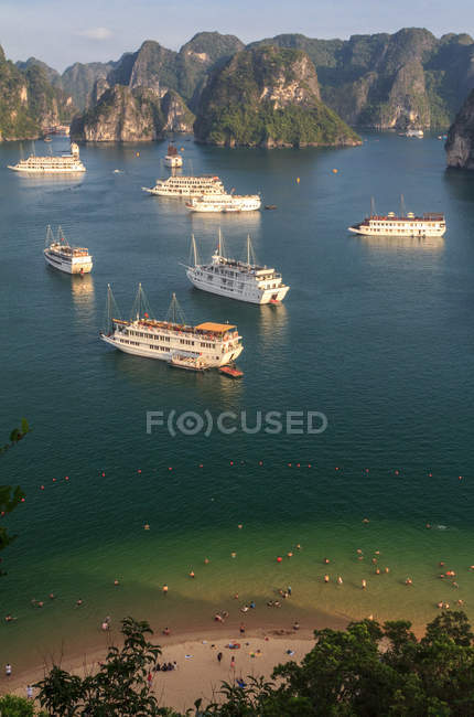 Корабли в воде, окруженные скалистыми холмами — стоковое фото