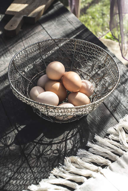 Cesta de metal com ovos . — Fotografia de Stock