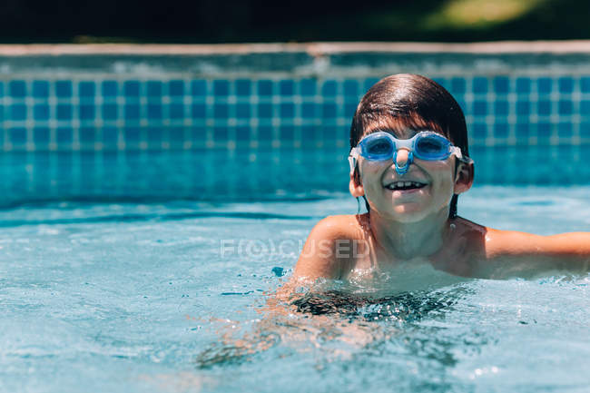 Lächelnder Junge im Schwimmbad — Stockfoto