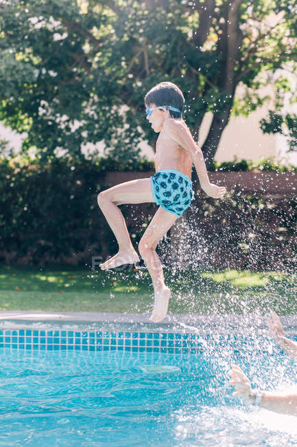 Хлопчик в повітрі в басейні — стокове фото