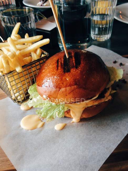 Hamburger e patatine fritte — Foto stock