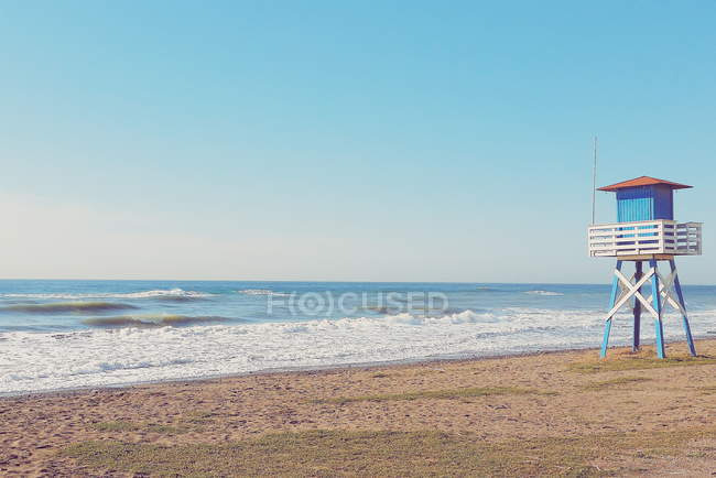 Спасательная башня на пляже — стоковое фото