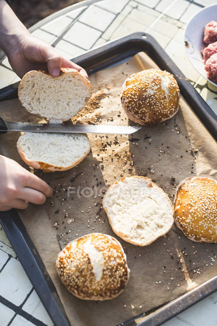 Mains faisant des hamburgers — Photo de stock