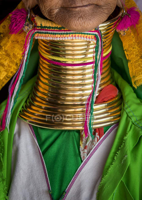 Femme portant des bagues dorées autour du cou — Photo de stock